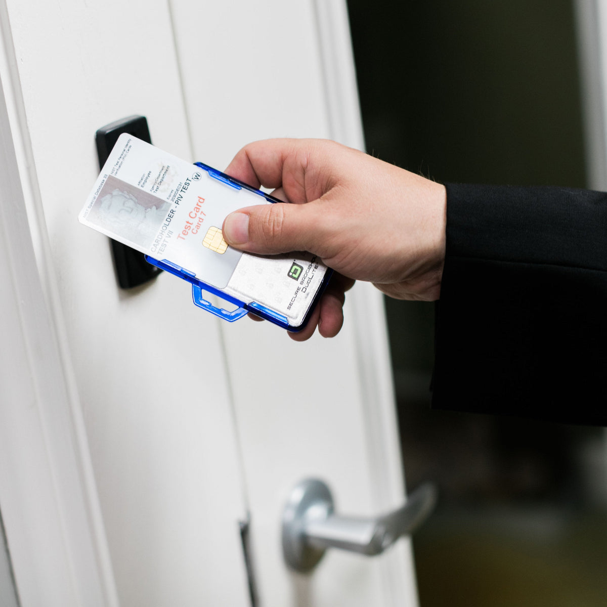 Secure Badge Holder DuoLite ® Horizontal  2 ID Card Holder